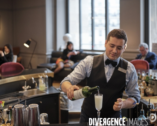 Gare du Nord,  Les salons Business Premier. Ils sont réservés aux voyageurs Business Premier et aux titulaires de la Carte Blanche Eurostar™Sébastien R. mixologiste au bar à cocktails.