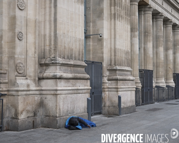 Gare du Nord, personne sans abri bivouaquant sur le parvis de la gare.