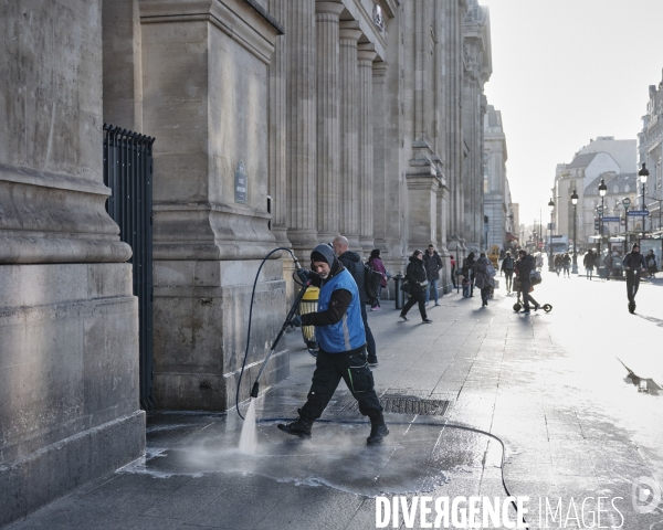 Gare du Nord,  nettoyage quotidien du parvis par un agent de la socit Nicollin.