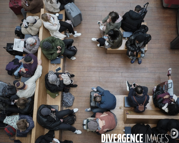 Gare du Nord, hall central, espace réservé aux voyageurs munis de billets.