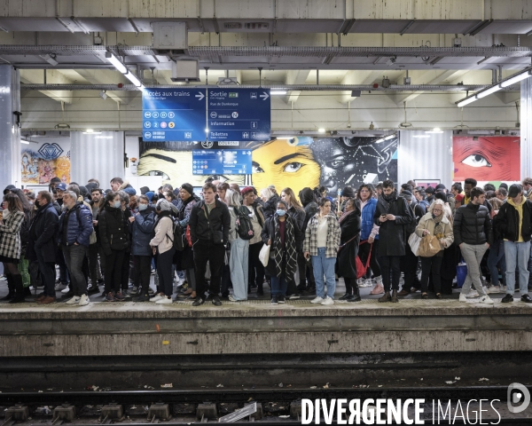 Gare du Nord, usagers de la banlieue Nord sur un des quais du Transilien.