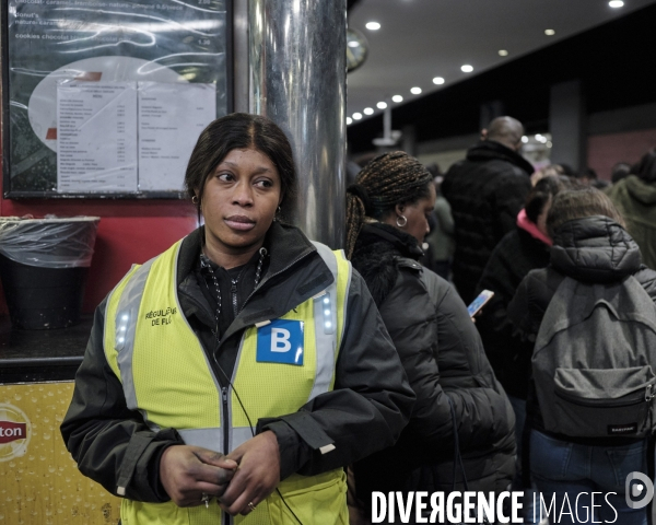 Gare du Nord, Sokhna.N rgulatrice de flux du RER B lÕaprs-midi, prparatrice de sandwiches le matin.