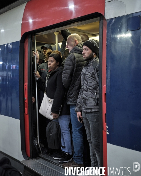 Gare du Nord, usagers du RER B à 17h.