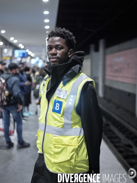 Gare du Nord, Bassirou S.  Étudiant en Master 2 Géographie de la santé et Aménagement à Nanterre, régulateur de flux du RER B à mi-temps.