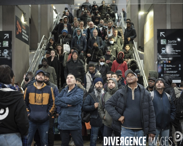 Gare du Nord, usagers accdant aux voies 41 et 43 des RER B et D  7h du matin.