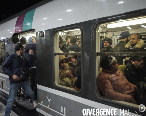 Gare du Nord, RER D 7h du matin., usagers tentant dÕaccder  lÕintrieur dÕune voiture.