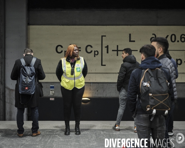 Gare du Nord, Mariama G. rgulatrice de flux du RER D sur le quai de la voie 41.