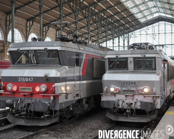 Gare du Nord, Lignes TER, deux locomotives en service des annes 70  quai : une BB 15000 et une 22200, dites Ç nez casssÊÈ 