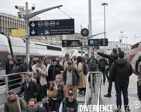 Gare du Nord, quais grandes lignes, voyageurs en provenance de Lille.