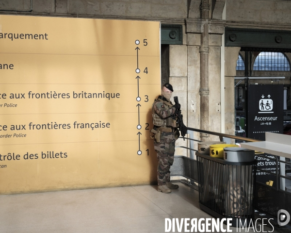 Gare du Nord, militaire patrouillant dans la gare dans le cadre du plan vigipirate.