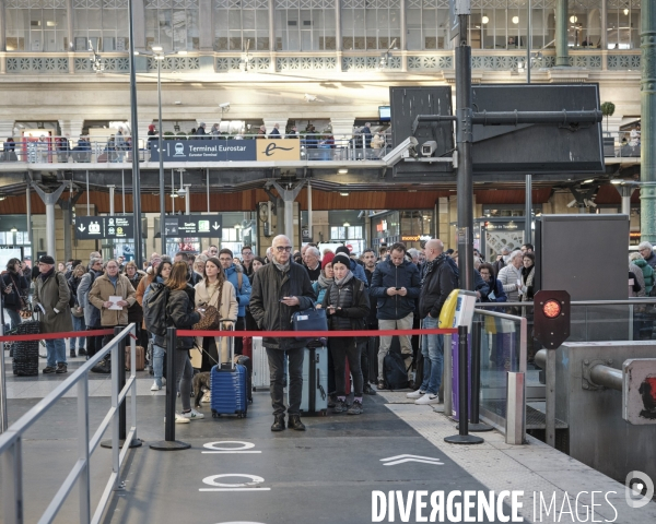 Gare du Nord, voyageurs sÕapprtant  prendre un TGV pour Lille.