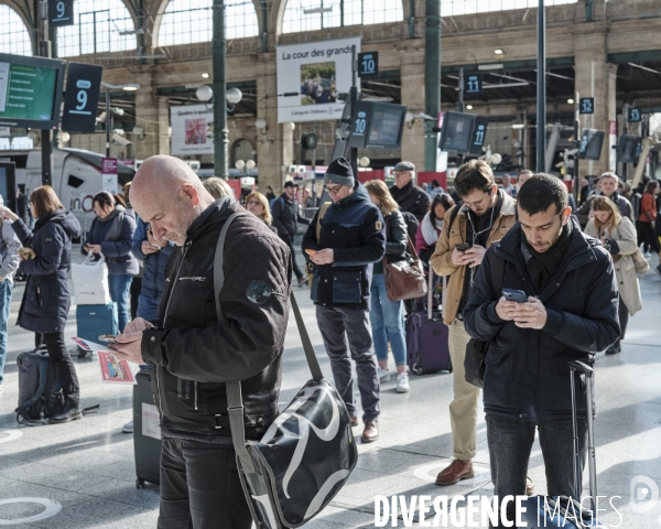 Gare du Nord, halle centrale, voyageurs dans lÕattente dÕindications des quais de leurs trains.