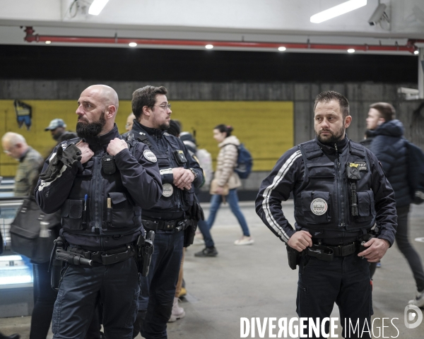 Gare du Nord, une patrouille de sret ferroviaire SNCF sur quais des RER B et D.