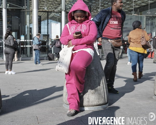 Gare du Nord, adolescente devant lÕentre des la  halle des trains pour lÕIle-de-France.