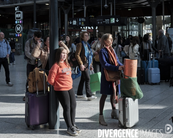 Gare du Nord, voyageurs en attente dans la halle des grandes lignes.