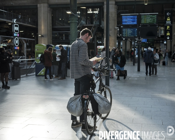 Gare du Nord, jeune hollandais venu  Paris  vlo attendant un train de retour.