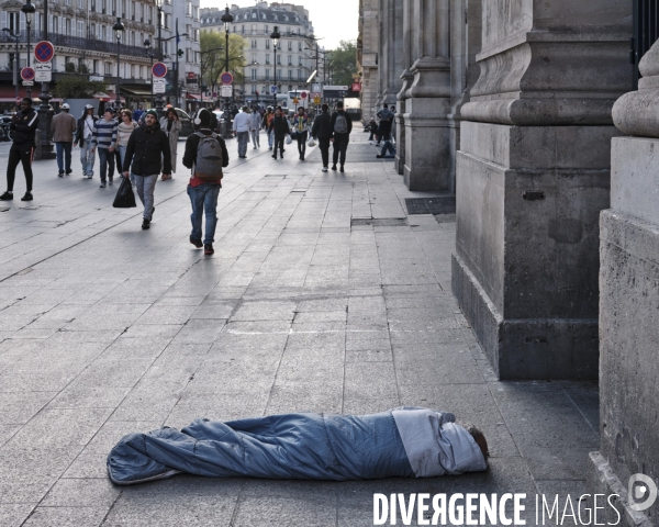 Gare du Nord, personne sans abri bivouaquant sur le parvis de la gare.