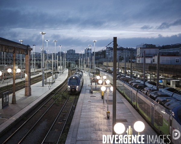 Gare du Nord, un TER en provenance de Beauvais entre en gare  6h56.