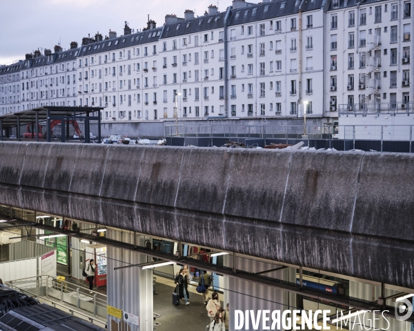 Gare du Nord, parvis de la gare routière en surface et voies des TER au niveau inférieur.
