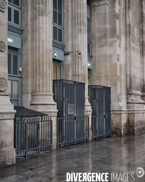 Gare du Nord, le parvis, dispositif anti-SDF