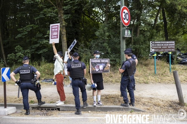Manifestation anti-fourrure en face de la fondation Louis Vuitton