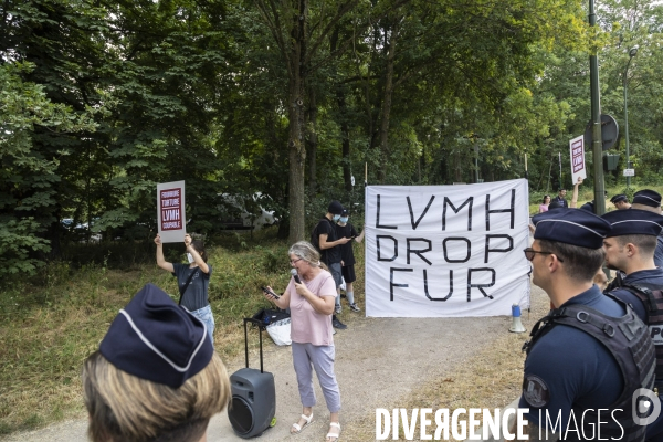 Manifestation anti-fourrure en face de la fondation Louis Vuitton