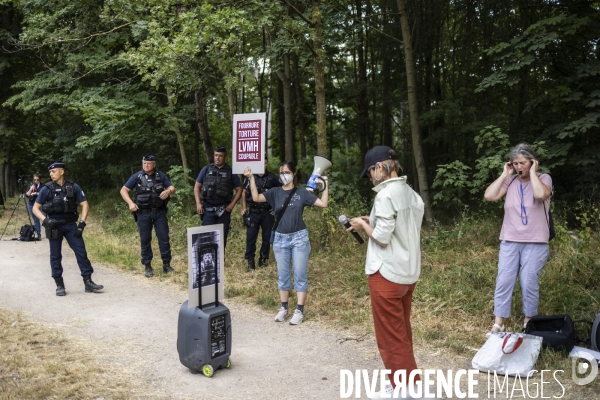 Manifestation anti-fourrure en face de la fondation Louis Vuitton