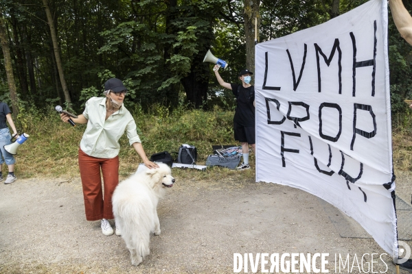 Manifestation anti-fourrure en face de la fondation Louis Vuitton