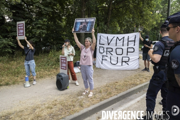 Manifestation anti-fourrure en face de la fondation Louis Vuitton