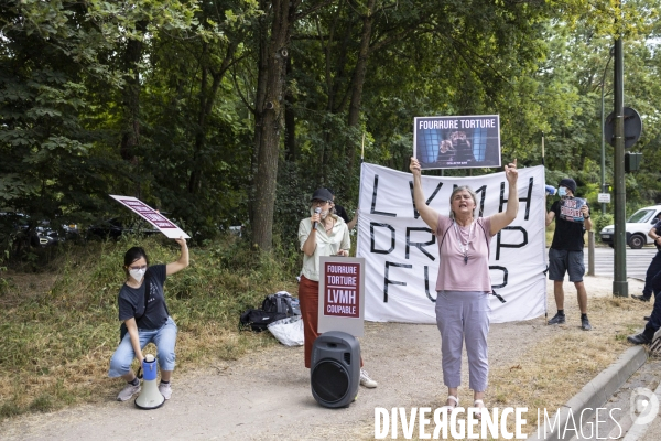 Manifestation anti-fourrure en face de la fondation Louis Vuitton