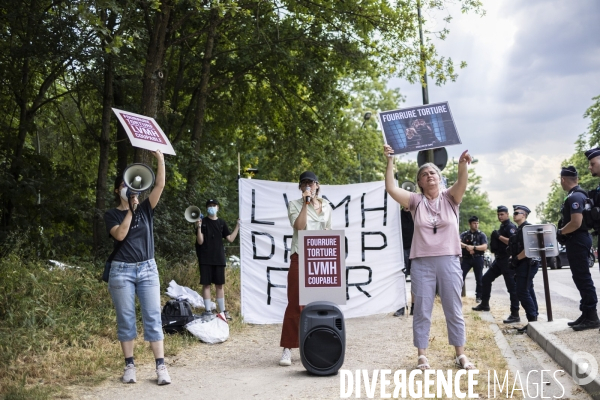 Manifestation anti-fourrure en face de la fondation Louis Vuitton