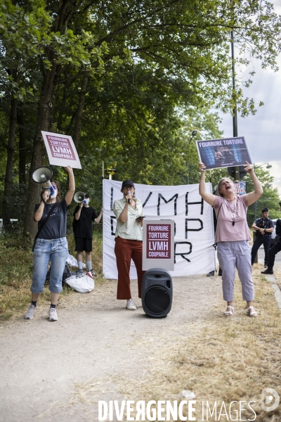 Manifestation anti-fourrure en face de la fondation Louis Vuitton