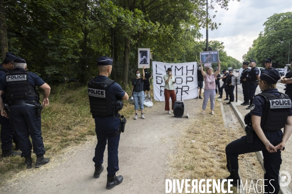 Manifestation anti-fourrure en face de la fondation Louis Vuitton