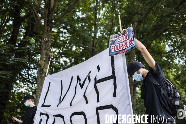 Manifestation anti-fourrure en face de la fondation Louis Vuitton