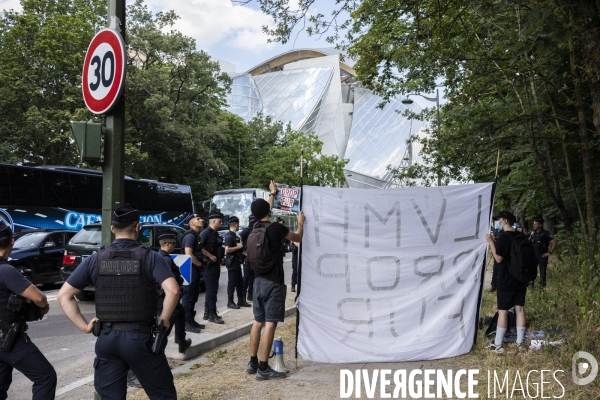 Manifestation anti-fourrure en face de la fondation Louis Vuitton