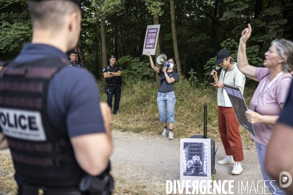 Manifestation anti-fourrure en face de la fondation Louis Vuitton