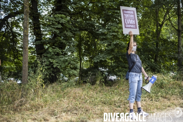Manifestation anti-fourrure en face de la fondation Louis Vuitton