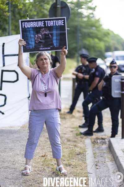 Manifestation anti-fourrure en face de la fondation Louis Vuitton