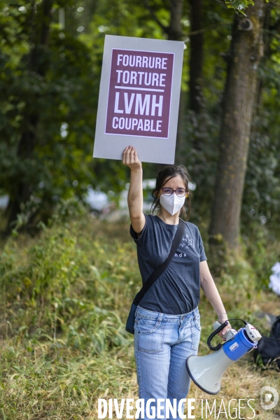 Manifestation anti-fourrure en face de la fondation Louis Vuitton