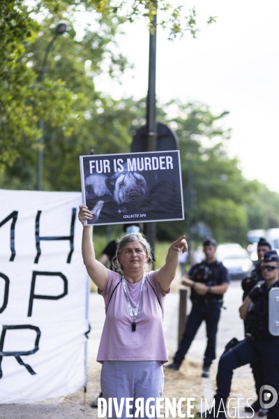 Manifestation anti-fourrure en face de la fondation Louis Vuitton