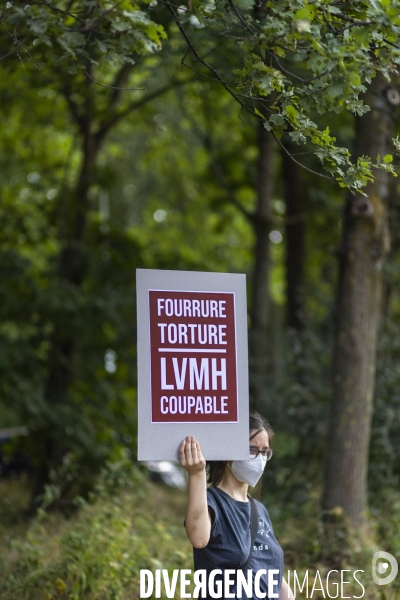 Manifestation anti-fourrure en face de la fondation Louis Vuitton