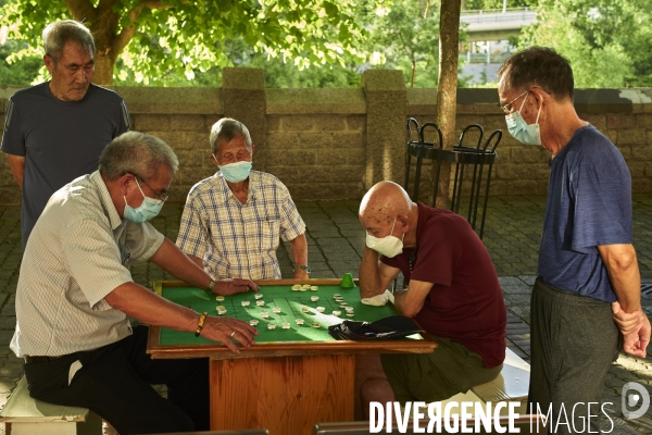 Des miettes sous un tapis