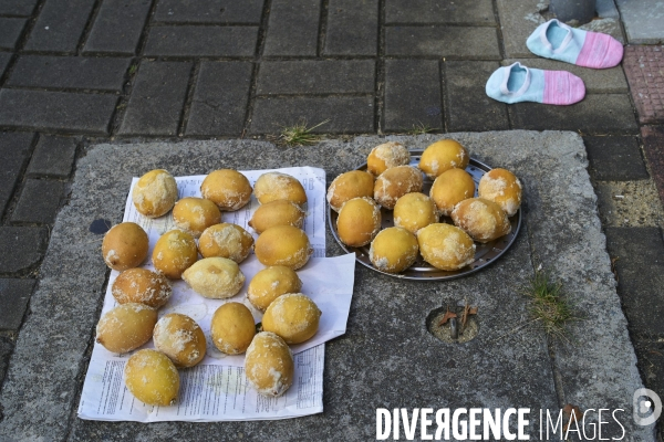 Des miettes sous un tapis