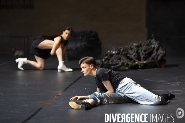 BLACK LIGHTS de Mathilde Monnier