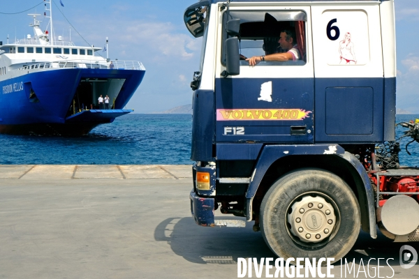 Sur l île d  Egine, un camion à l embarquement pour Methana dans le Péloponése