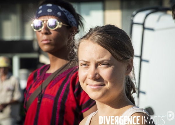 Des militants écologistes rassemblés à Paris, en marge du sommet pour la reforme de la finance à Paris. Demonstration against fossil fuels and for climate on the sidelines of the New Global Financial Pact Summit, in Paris