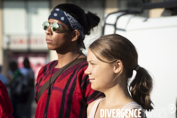 Des militants écologistes rassemblés à Paris, en marge du sommet pour la reforme de la finance à Paris. Demonstration against fossil fuels and for climate on the sidelines of the New Global Financial Pact Summit, in Paris