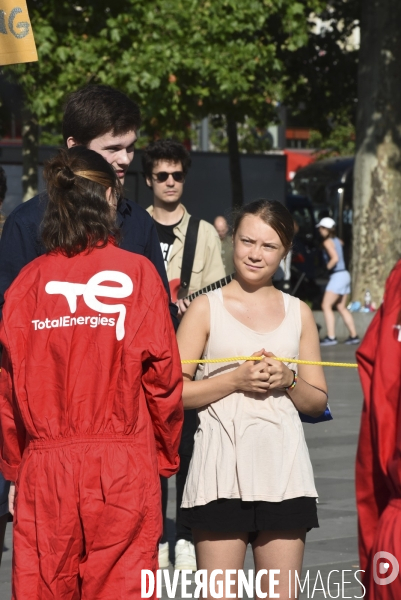 Des militants écologistes rassemblés à Paris, en marge du sommet pour la reforme de la finance à Paris. Demonstration against fossil fuels and for climate on the sidelines of the New Global Financial Pact Summit, in Paris