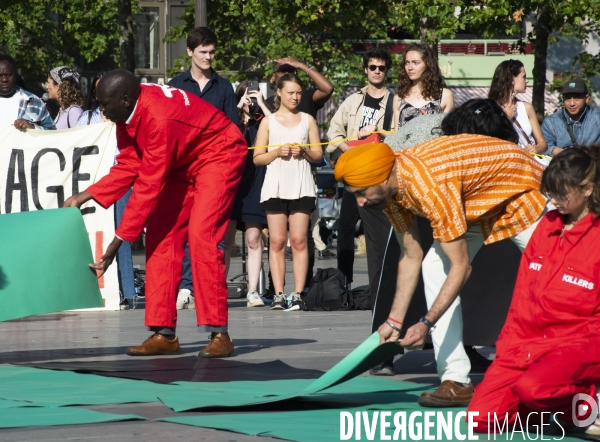 Des militants écologistes rassemblés à Paris, en marge du sommet pour la reforme de la finance à Paris. Demonstration against fossil fuels and for climate on the sidelines of the New Global Financial Pact Summit, in Paris