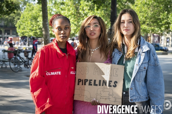 Des militants écologistes rassemblés à Paris, en marge du sommet pour la reforme de la finance à Paris. Demonstration against fossil fuels and for climate on the sidelines of the New Global Financial Pact Summit, in Paris